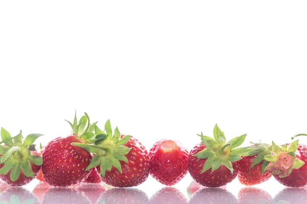 成熟的红色有机草莓白色背景 — 图库照片