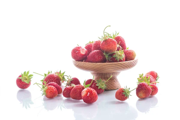 Fragola Biologica Rossa Matura Fondo Bianco — Foto Stock