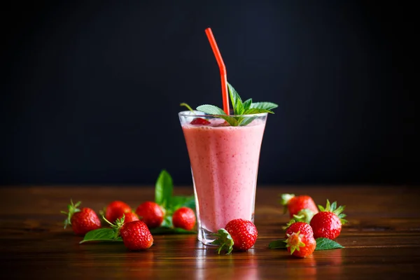 Frullati Dolci Freschi Alla Fragola Bicchiere Sul Tavolo — Foto Stock