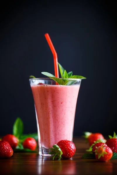 Frullati Dolci Freschi Alla Fragola Bicchiere Sul Tavolo — Foto Stock