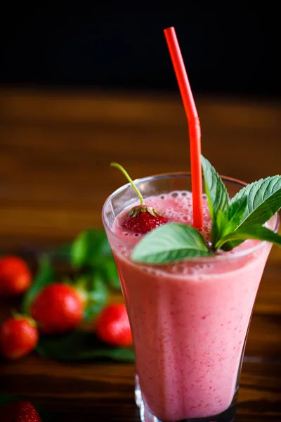 Frullati Dolci Freschi Alla Fragola Bicchiere Sul Tavolo — Foto Stock