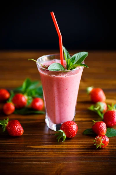 Frullati Dolci Freschi Alla Fragola Bicchiere Sul Tavolo — Foto Stock