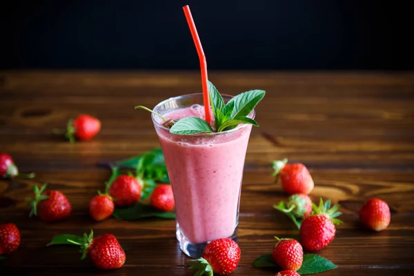 Frullati Dolci Freschi Alla Fragola Bicchiere Sul Tavolo — Foto Stock