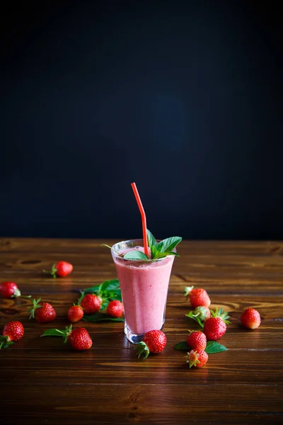 Φράουλα Φρέσκα Smoothies Γλυκό Ποτήρι Στο Τραπέζι — Φωτογραφία Αρχείου