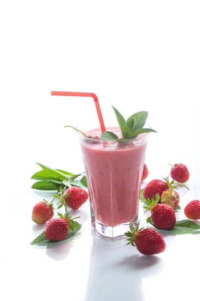 Φράουλα Φρέσκα Smoothies Γλυκό Ποτήρι Λευκό Φόντο — Φωτογραφία Αρχείου