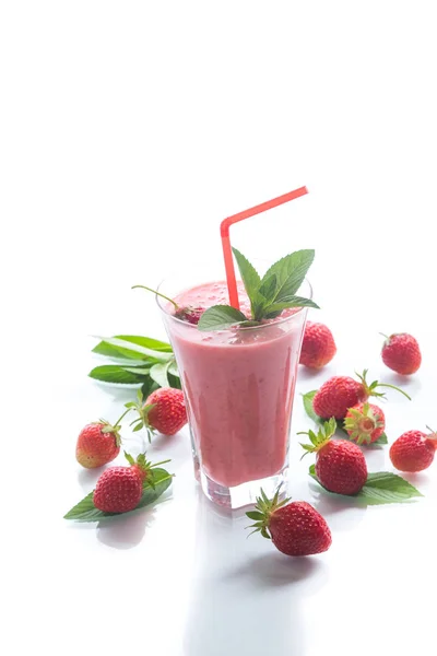 Smoothies sucrés frais à la fraise dans un verre — Photo