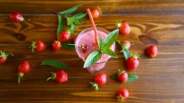 masada bir bardak çilek taze tatlı tatlılar