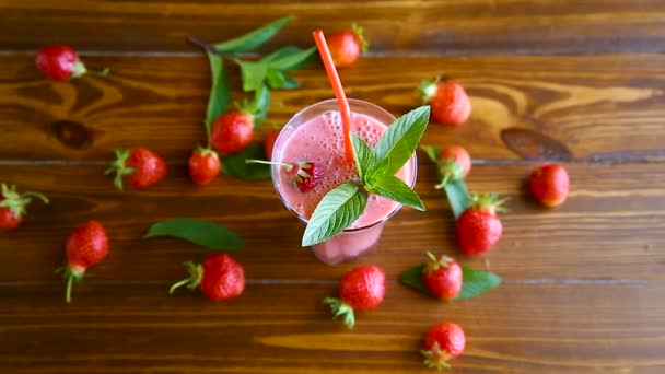 Jordgubbar Färska Söta Smoothies Ett Glas Bordet — Stockvideo