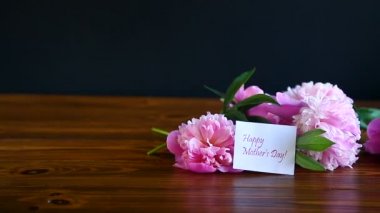 buket çiçek açan peonies