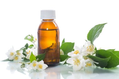 Temel aroma yağı ile yasemin beyaz bir arka plan üzerinde