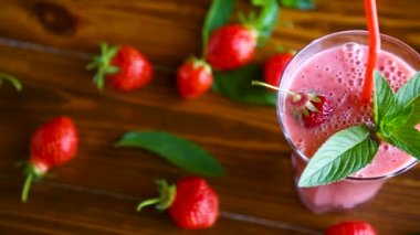 bir bardak çilek taze tatlı tatlılar