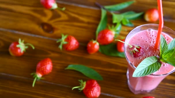 Batidos dulces frescos de fresa en un vaso — Vídeos de Stock