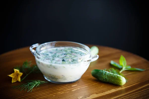 Kall sommar gurka soppa i en tallrik — Stockfoto