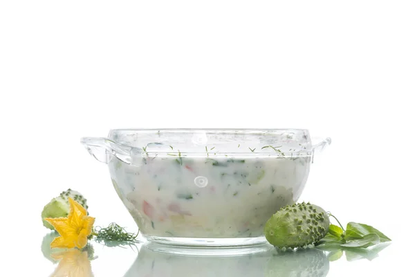 Sopa fría de pepino de verano en un plato — Foto de Stock