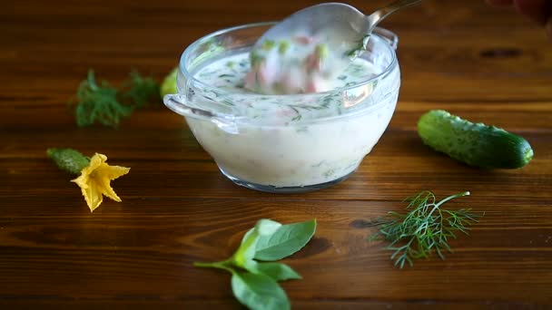 Sopa fría de pepino de verano en un plato — Vídeos de Stock