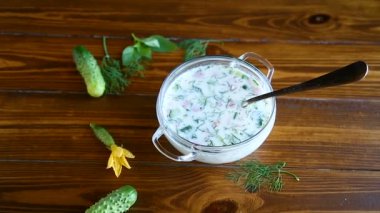 soğuk yaz salatalık çorbası bir tabak içinde