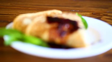 Kızarmış krep beyaz bir plaka üzerinde ince