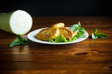 ahşap bir masa üzerinde kızarmış kabak börek