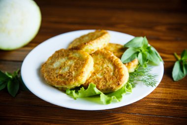 ahşap bir masa üzerinde kızarmış kabak börek