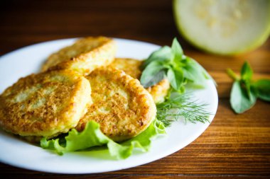ahşap bir masa üzerinde kızarmış kabak börek