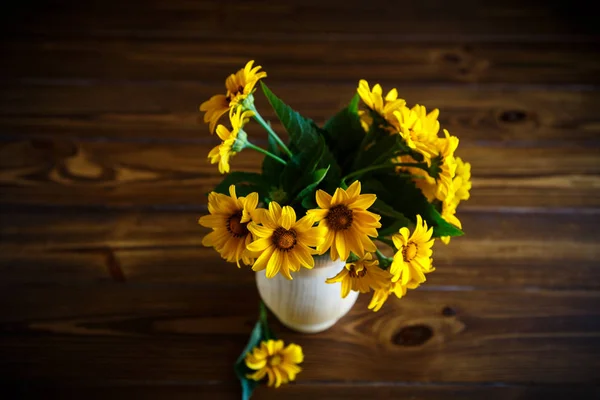 테이블에 꽃다발 — 스톡 사진