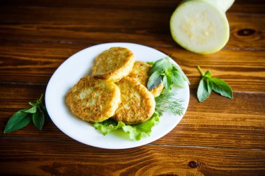ahşap bir masa üzerinde kızarmış kabak börek
