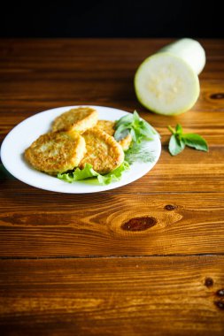 ahşap bir masa üzerinde kızarmış kabak börek