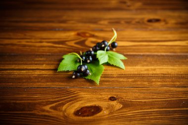 ahşap bir masa üzerinde olgunlaşmış meyveler siyah kuş üzümü