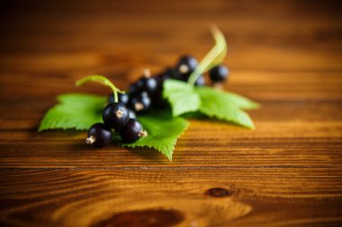 ahşap bir masa üzerinde olgunlaşmış meyveler siyah kuş üzümü