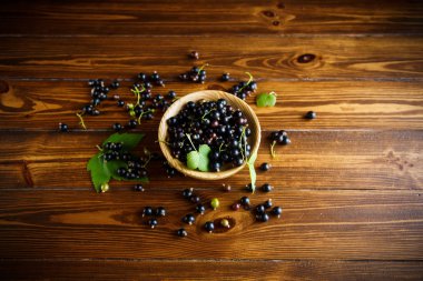 ahşap bir masa üzerinde olgunlaşmış meyveler siyah kuş üzümü