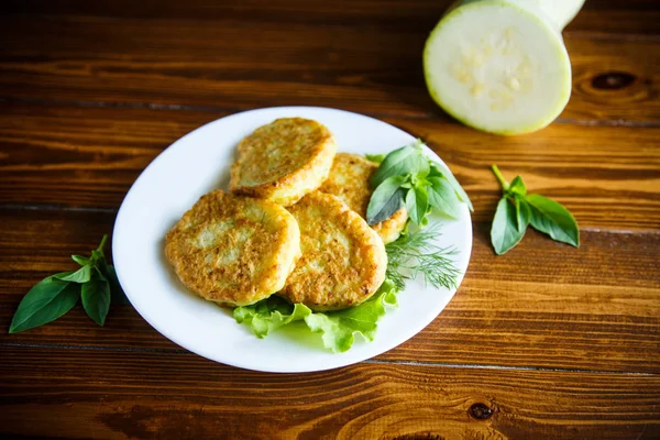 ahşap bir masa üzerinde kızarmış kabak börek