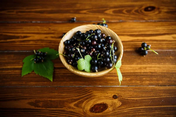 ahşap bir masa üzerinde olgunlaşmış meyveler siyah kuş üzümü