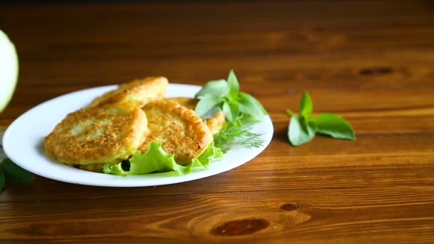 Buñuelos de calabacín fritos — Vídeos de Stock