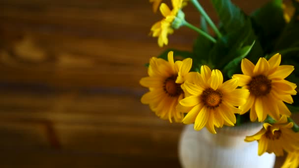 노란 큰 꽃의 꽃다발 — 비디오