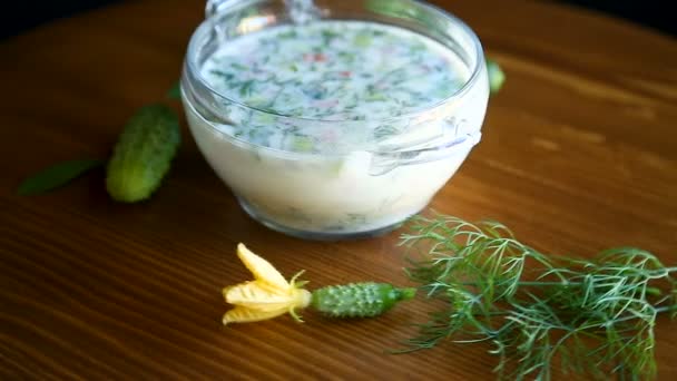 Cold summer cucumber soup in a plate — Stock Video