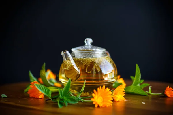 Tè caldo fresco con calendula — Foto Stock