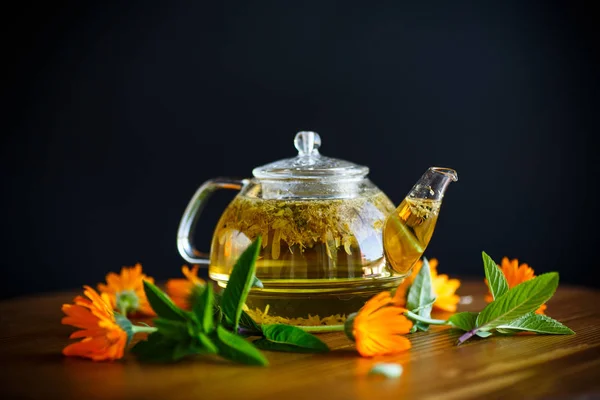 Tè caldo fresco con calendula — Foto Stock