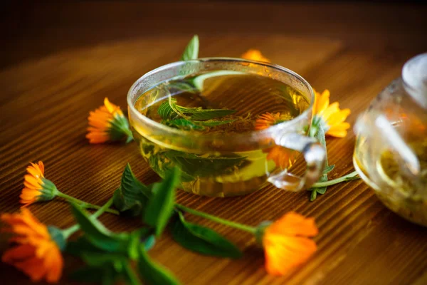 Té caliente fresco con caléndula —  Fotos de Stock