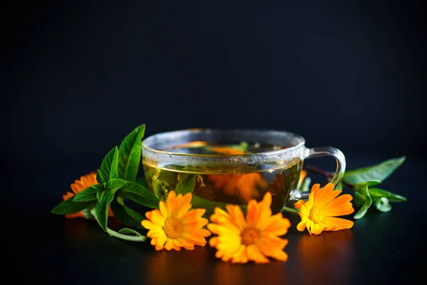 カレンデュラと新鮮な熱いお茶 — ストック写真