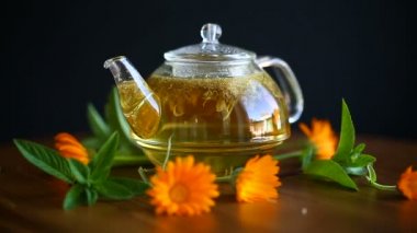 calendula ile taze sıcak çay