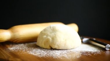 Bir oklava ile taze hamur