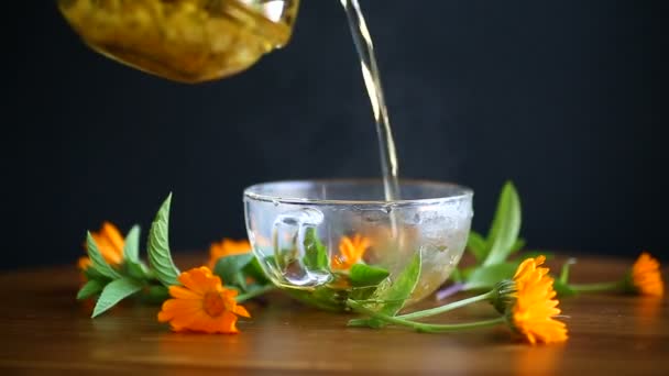 thé chaud frais au calendula 