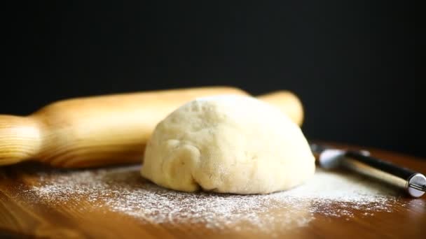 Fresh dough with a rolling pin — Stock Video