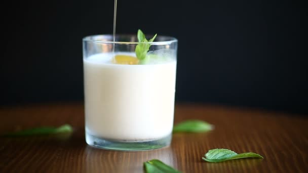 Yogurt casero dulce fresco — Vídeo de stock