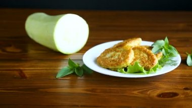 Kızarmış kabak böreği.