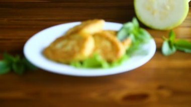 Kızarmış kabak böreği.