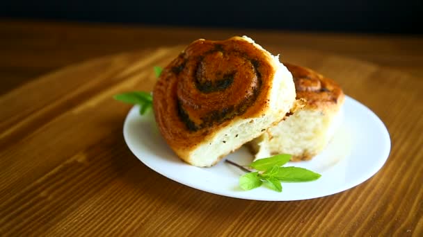 Söta bullar med vallmofrön — Stockvideo