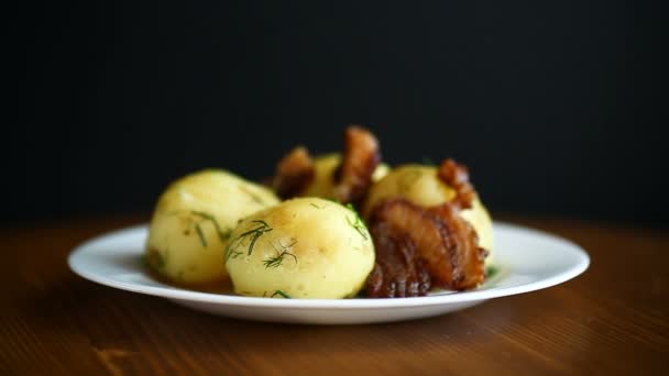 Картофель, вареный с жареным беконом — стоковое видео