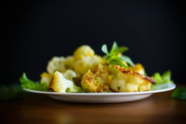 meyilli bir tabak kızarmış karnabahar