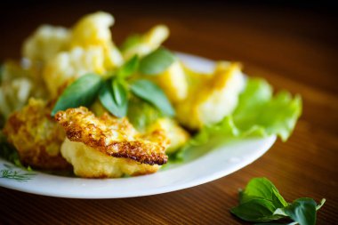 meyilli bir tabak kızarmış karnabahar